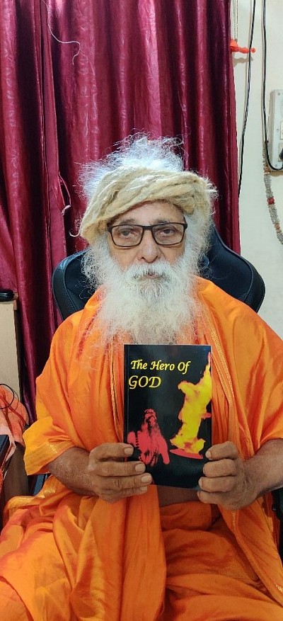 H H Swami Krishnananda Saraswathiji Maharaj with The Hero Of God book